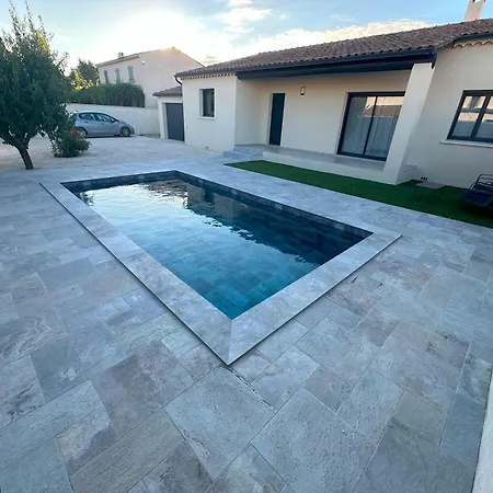 Moderne Avec Piscine Авіньйон