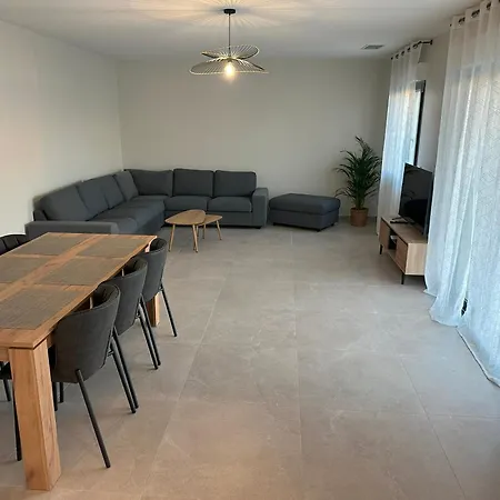 Moderne Avec Piscine * Авіньйон
